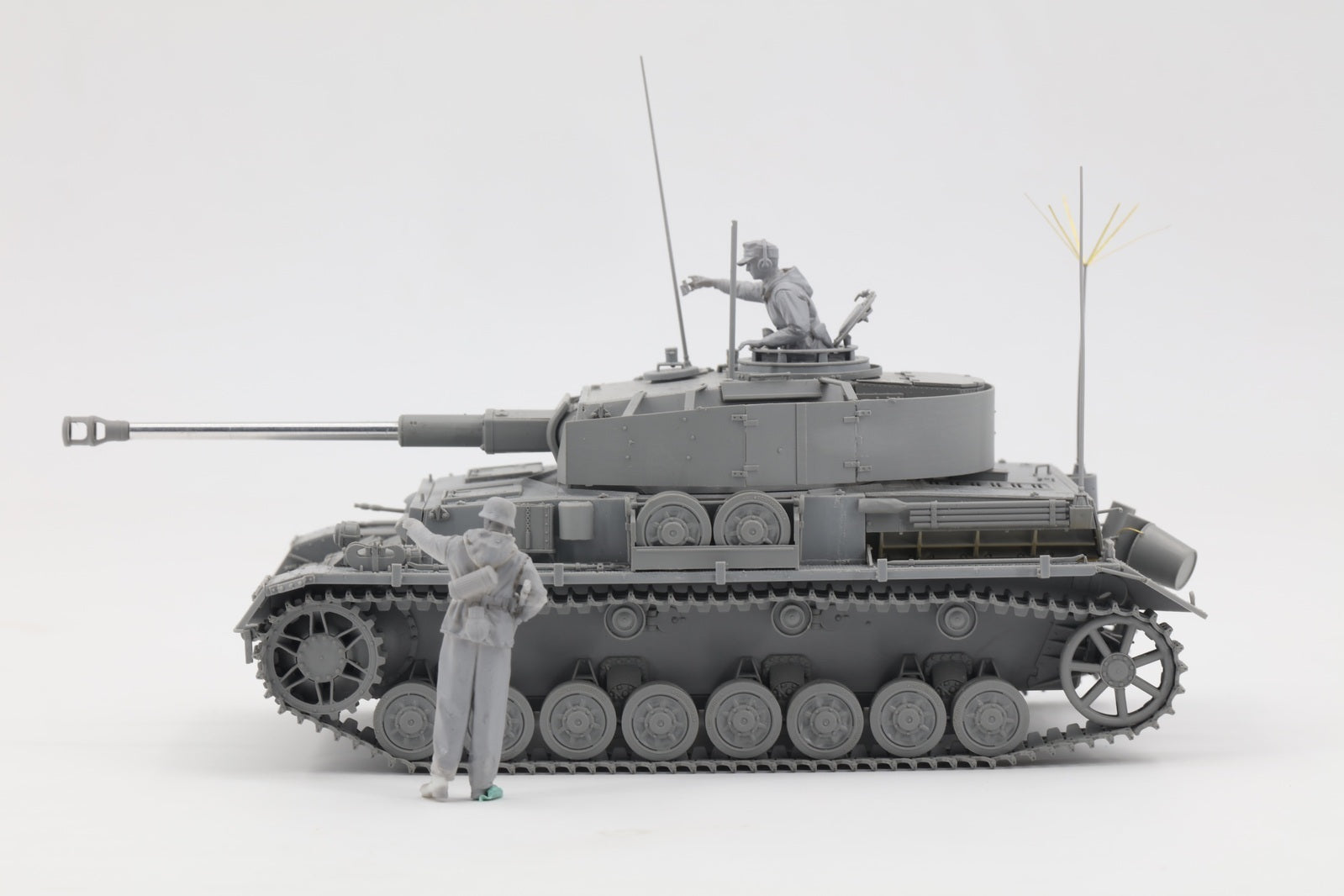 Border Model 1/35 Pz.Beob WG.IV Ausf J w/ Commander & Infantry Plastic Model Kit [BT006]