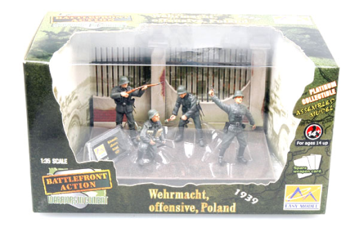 Easy Model 1/35 WWII German Soldiers Wehrmacht Offensive Poland 1939 (4 Fig) Assembled Model [33601]