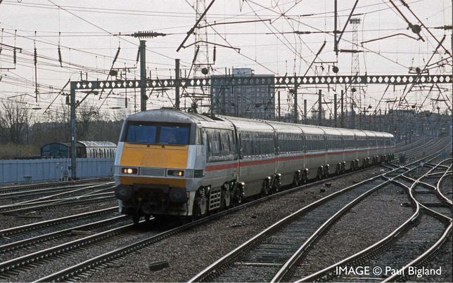 R40154 HORNBY BR MK4 OPEN FIRST COACH M - ERA 8