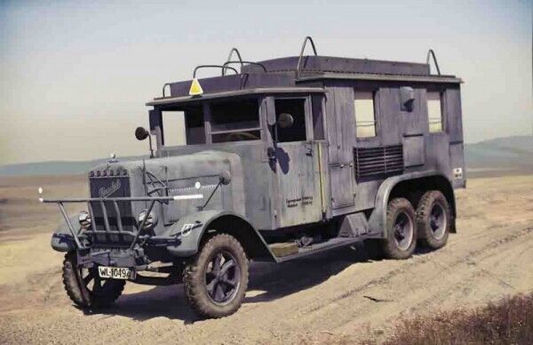 ICM 1/35 Henschel 33 D1 Kfz.72 WWII German Radio Communication Truck Plastic Model Kit