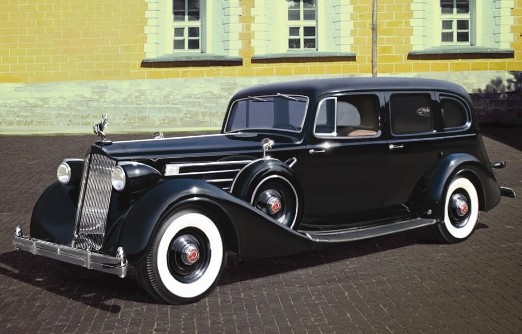 ICM 1/35 Packard Twelve (Model 1936) WWII Soviet Leaders' Car with Passengers (5 Figures) Plastic Model Kit