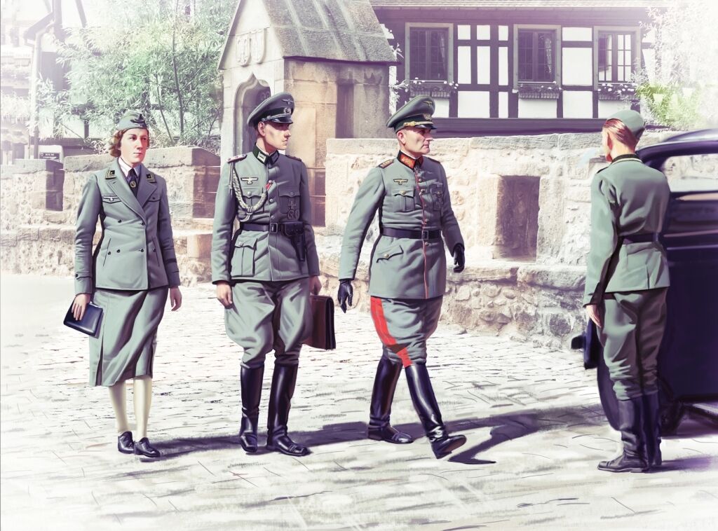 ICM 1/35 WWII German Staff Personnel (4 Figures) Plastic Model Kit