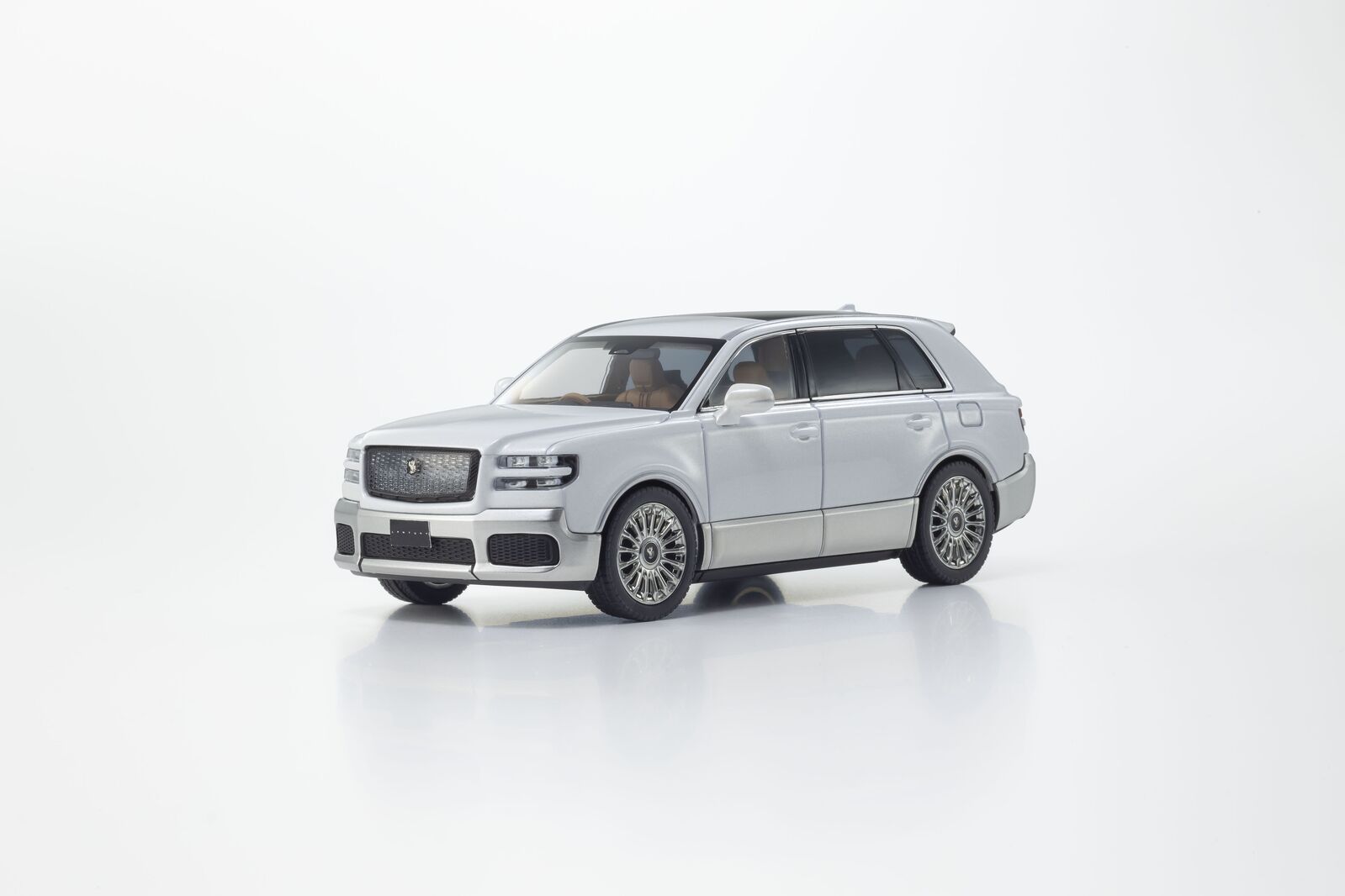 Kyosho 1/43 Toyota Century Precious White Pearl/Silver Diecast Model Car