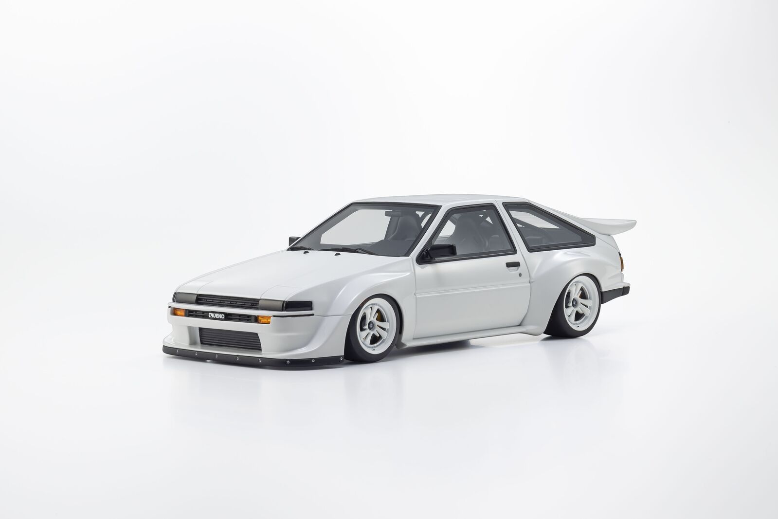 Kyosho Samurai 1/18 Toyota Sprinter Trueno (AE86) Khyzyl Saleem White Resin Model Car