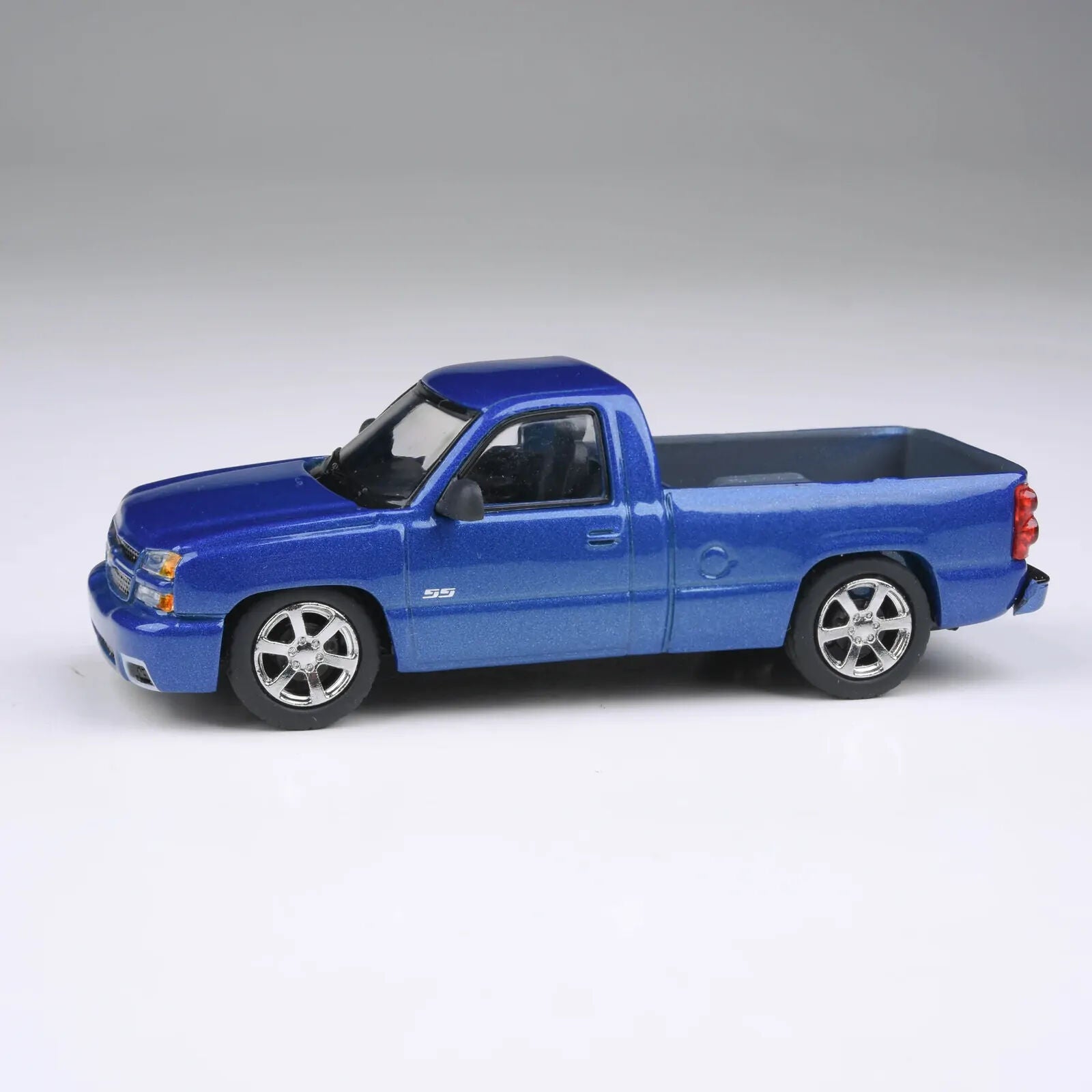 Para64 1/64 2006 Chevrolet Cateye Silverado Single Cab Ming Blue LHD Diecast Model Car