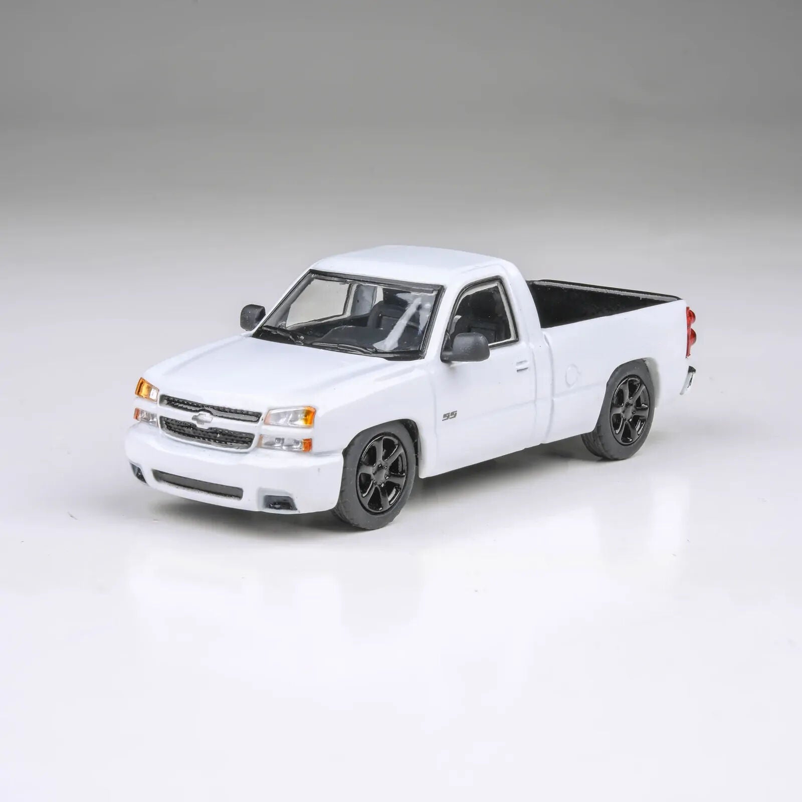 Para64 1/64 2006 Chevrolet Cateye Silverado Single Cab Summit White LHD Diecast Model Car