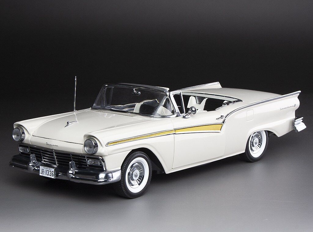Sun Star 1/18 1957 Ford Fairlane 500 Skyliner -Colonial White