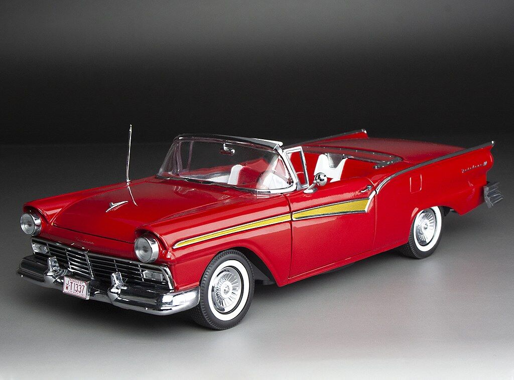 Sun Star 1/18 1957 Ford Fairlane 500 Skyliner - Flame Red