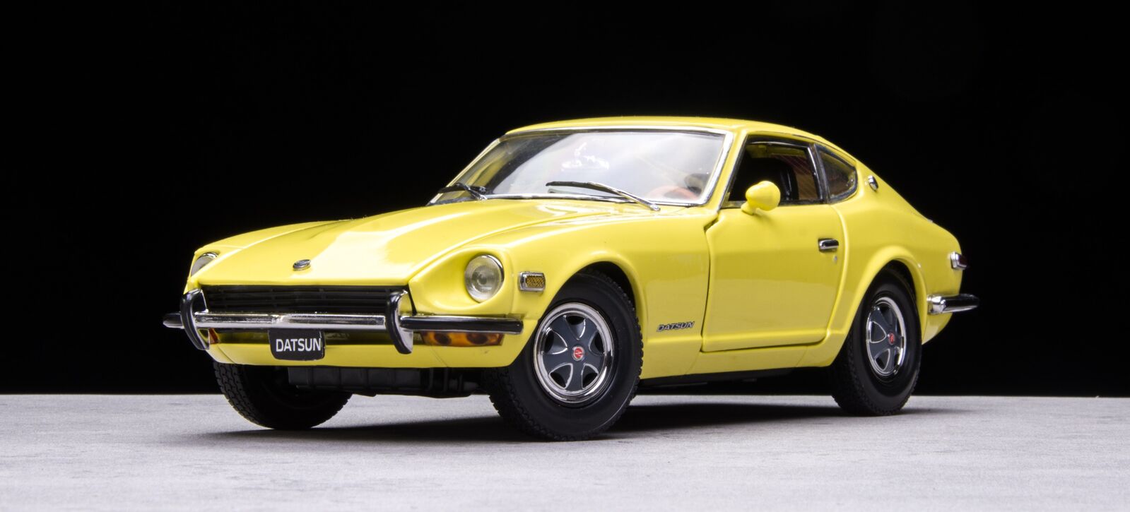 Sun Star 1/18 1972 Datsun 240Z - Yellow
