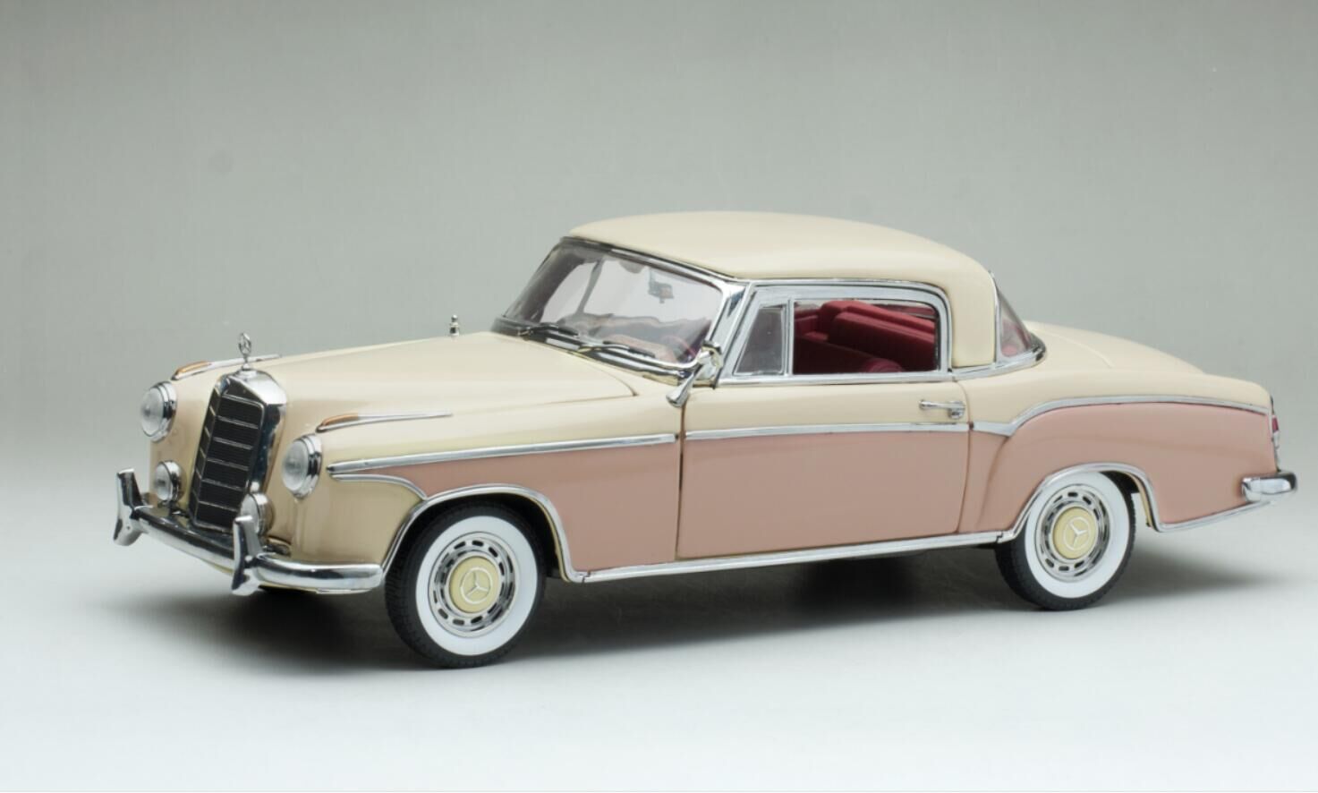 Sun Star 1/18 1958 MERCEDES-BENZ 220SE COUPE - Cream / Pink