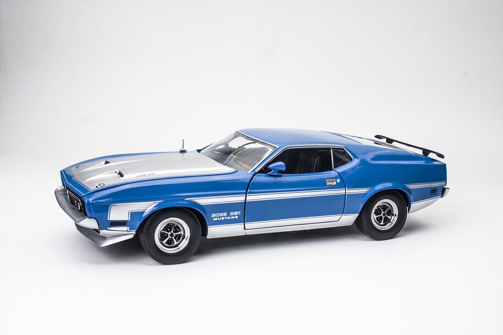 Sun Star 1/18 1971 Ford Mustang BOSS 351 - Grabber Blue