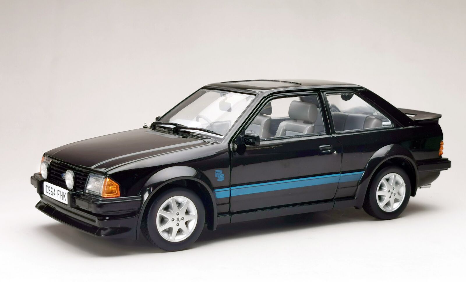 Sun Star 1/18 1984 Ford Escort RS Turbo- Black